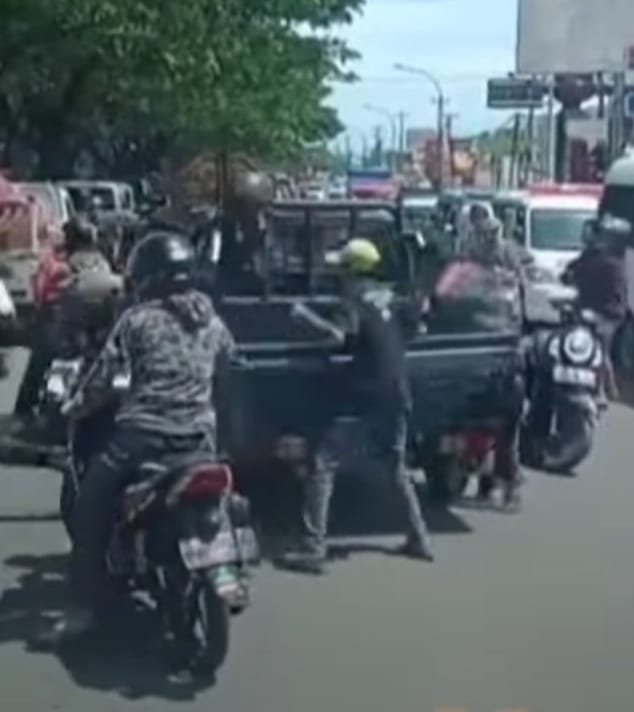 Viral Video Pengantar Jenazah di Makassar Bertindak Anarkis Keroyok Pengendara Mobil